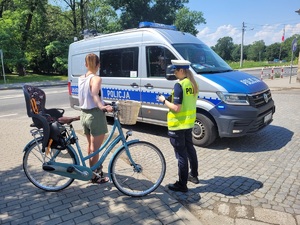policjantka stoi z kobietą z rowerem