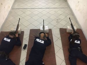 trzech policjantów podczas zawodów strzeleckich