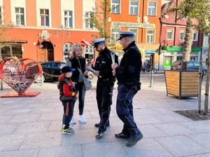 Policjanci wraz z OSP rozdają odblaski