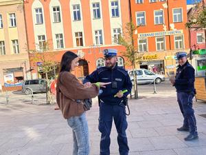 Policjanci wraz z OSP rozdają odblaski
