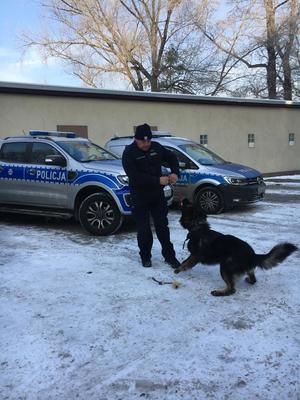 policjant z psem służbowym
