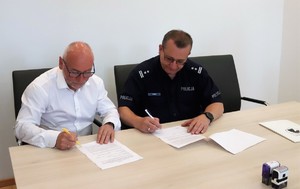Na zdjęciu znajduje się Komendant Powiatowy Policji w Nysie oraz Burmistrz Głuchołaz