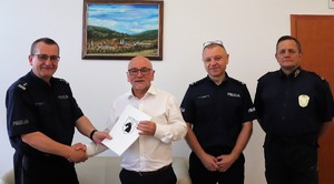 Na zdjęciu znajduje się Komendant Powiatowy Policji w Nysie oraz Burmistrz Głuchołaz