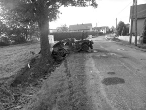Na zdjęciu widać uszkodzony pojazd w zdarzeniu drogowym