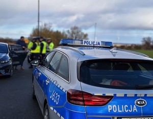 Na zdjęciu znajdują się policjanci służ Polskiej i Czeskiej podczas wykonywania kontroli drogowej