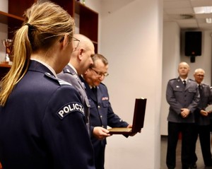 Na zdjęciach znajdują się Policjanci podczas uroczystego pożegnania kom. Tomasz Halikowskiego.