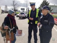 Policjanci rozmawiają z seniorami o oszustwach i bezpieczeństwie w ruchu drogowym