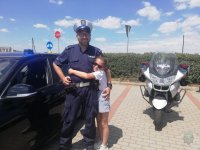 Policjant z najmłodszymi uczestnikami pikniku