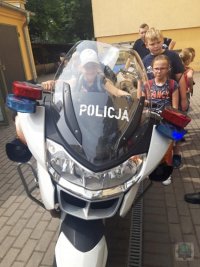 Pólkoloniści z Niwnicy na motocyklu policyjnym