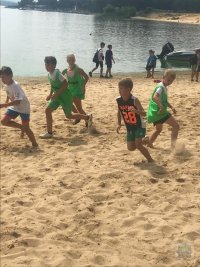 Rozgrywki i rywalizacja podczas turnieju plażowej piłki nożnej