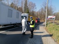 Policjant i strażak sprawdzają kierowców wjeżdżających do Polski na przejściu w Głuchołazach