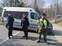 Policjanci wspólnie z funkcjonariuszem straży granicznej na przejściu granicznym w Głuchołazach