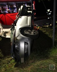 Przewrócony samochód po wypadku na DK 411