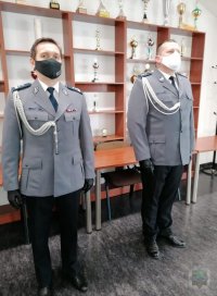 Komendant Powiatowy Policji w Nysie wraz z Zastępcą stoją na baczność