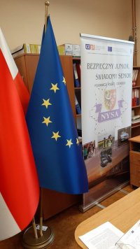 Na zdjęciu widać trzy flagi Polską, Czeską i Unii Europejskiej, oraz baner do projektu polsko-czeskiego
