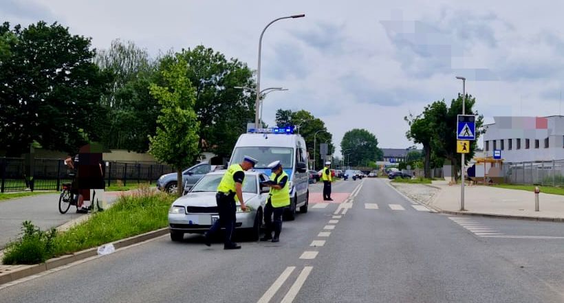 zdjecie: policjanci na miejscu zdarzenia drogowego