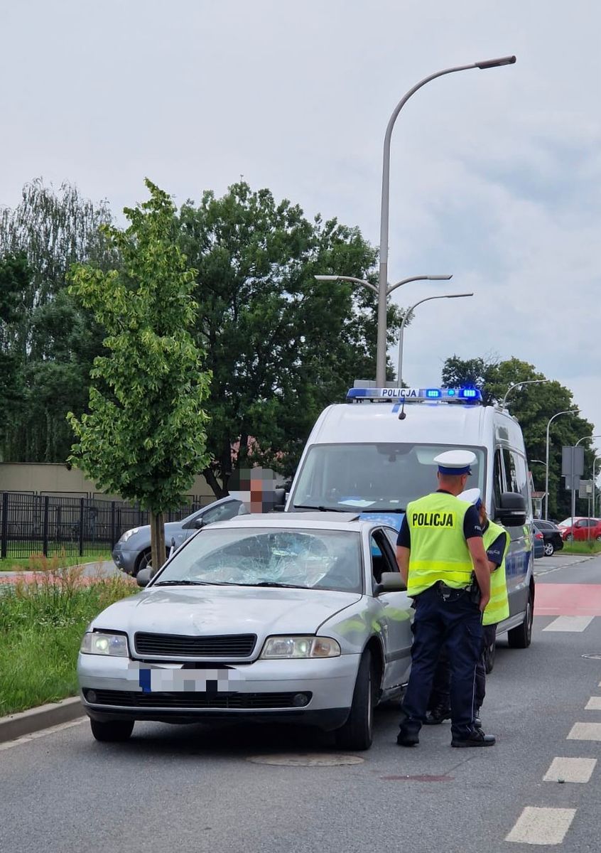 zdjecie: policjanci na miejscu zdarzenia drogowego