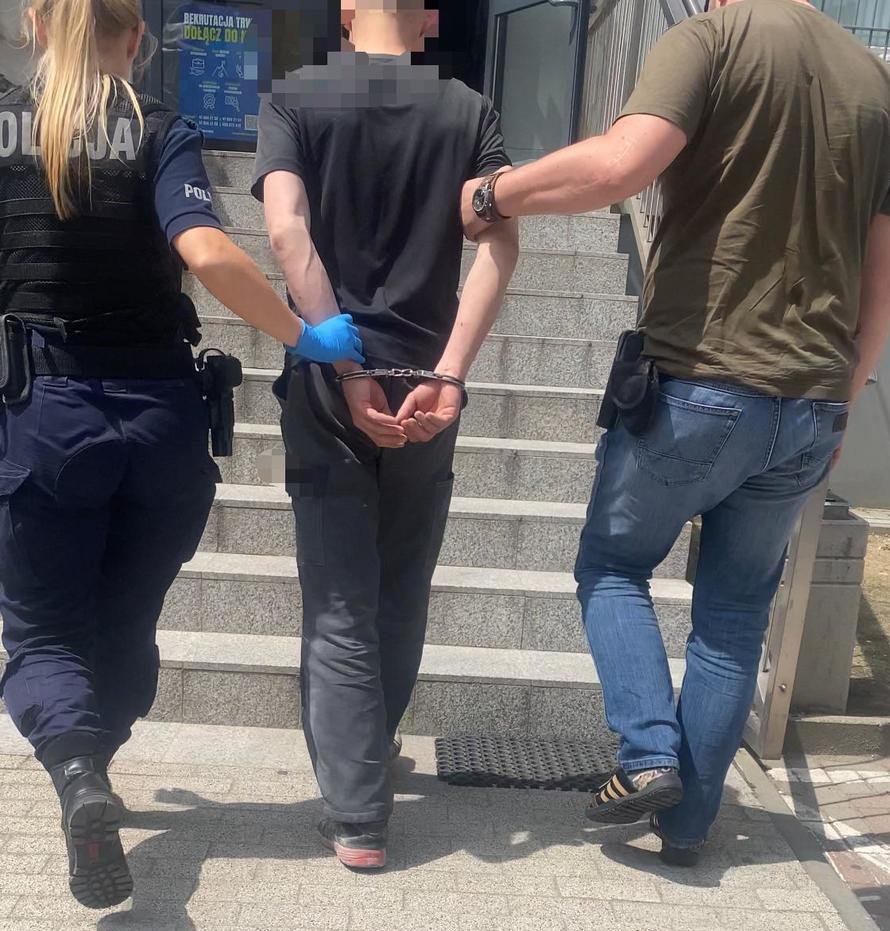 zdjęcie: zatrzymany przez policjantów męzczyzna, podejrzany o kardzieże sklepowe