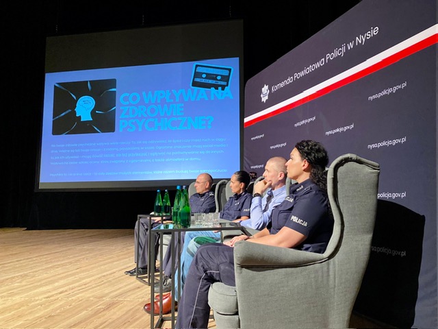 zdjęcie kolorowe: debata