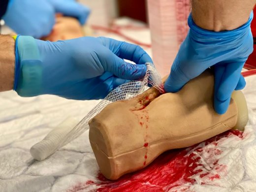 zdjęcie: policjanci podczas szkolenia z zakresu udzielania pierwszej pomocy