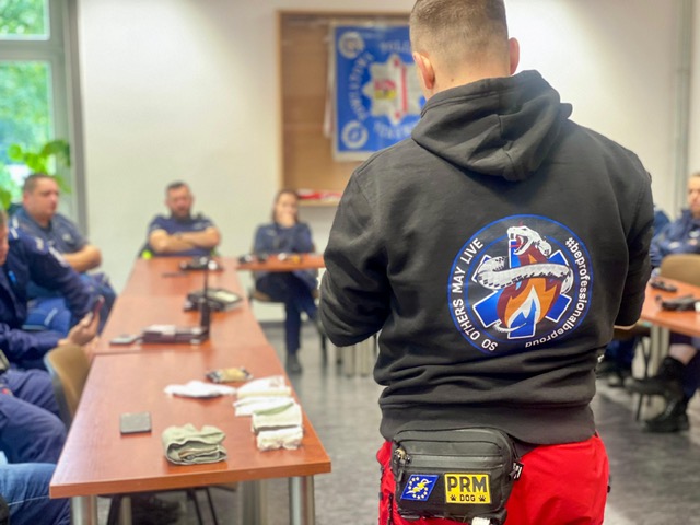 zdjęcie: policjanci podczas szkolenia z zakresu udzielania pierwszej pomocy