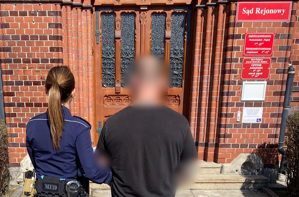 zdjęcie: policjantka z zatrzymanym mężczyzną