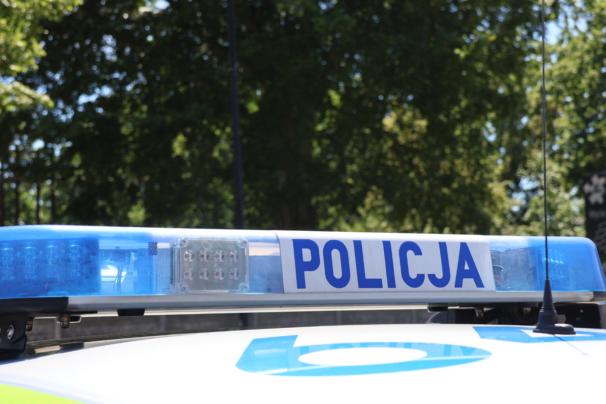  zdjęcie: belka na dachu radiowozu z napisem Policja