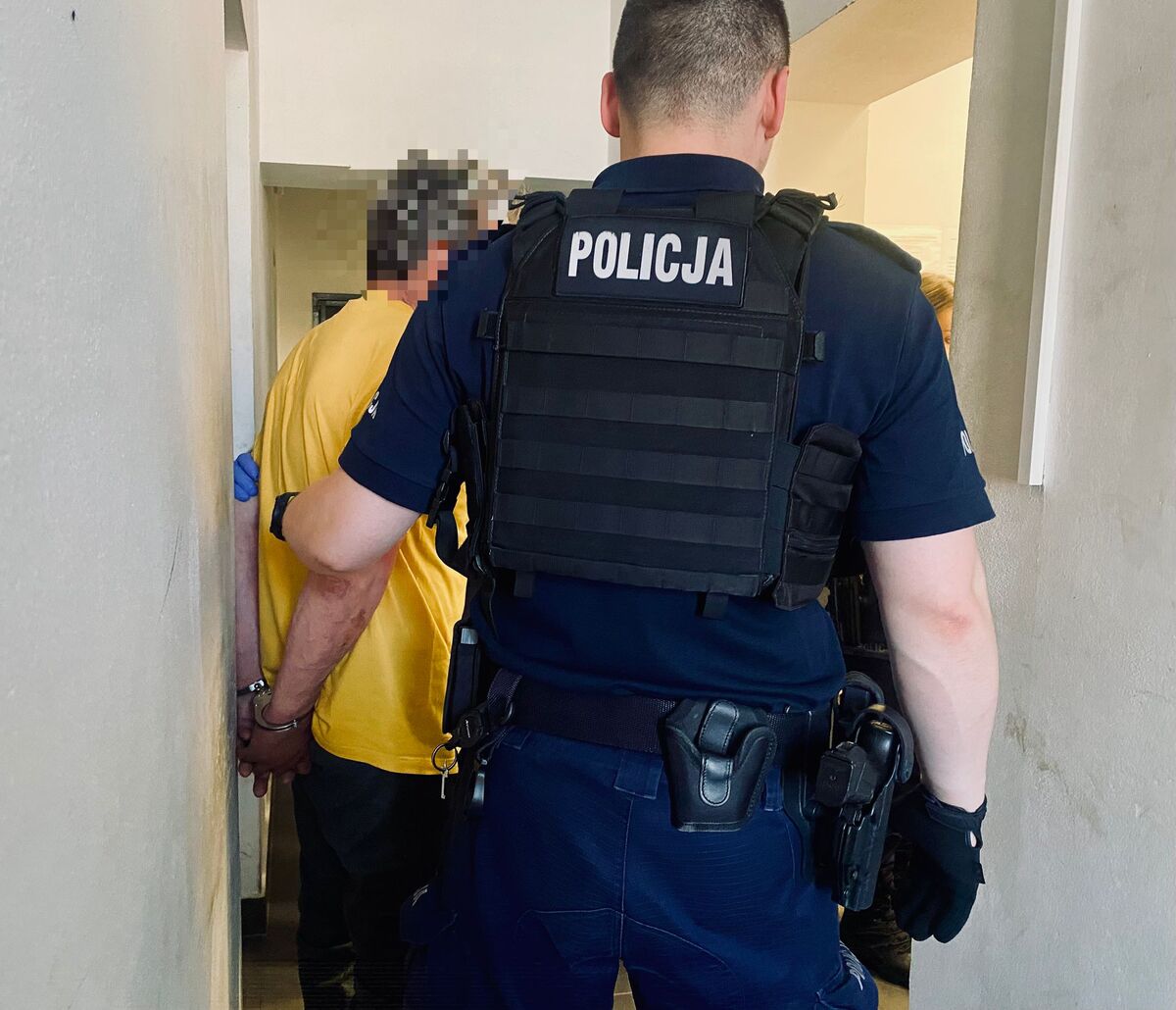 Policjant trzymający mężczyznę