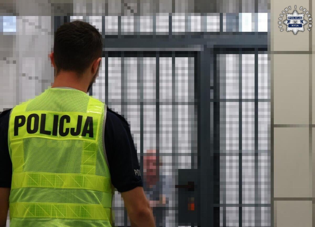 policjant pilnujący osoby zatrzymanej