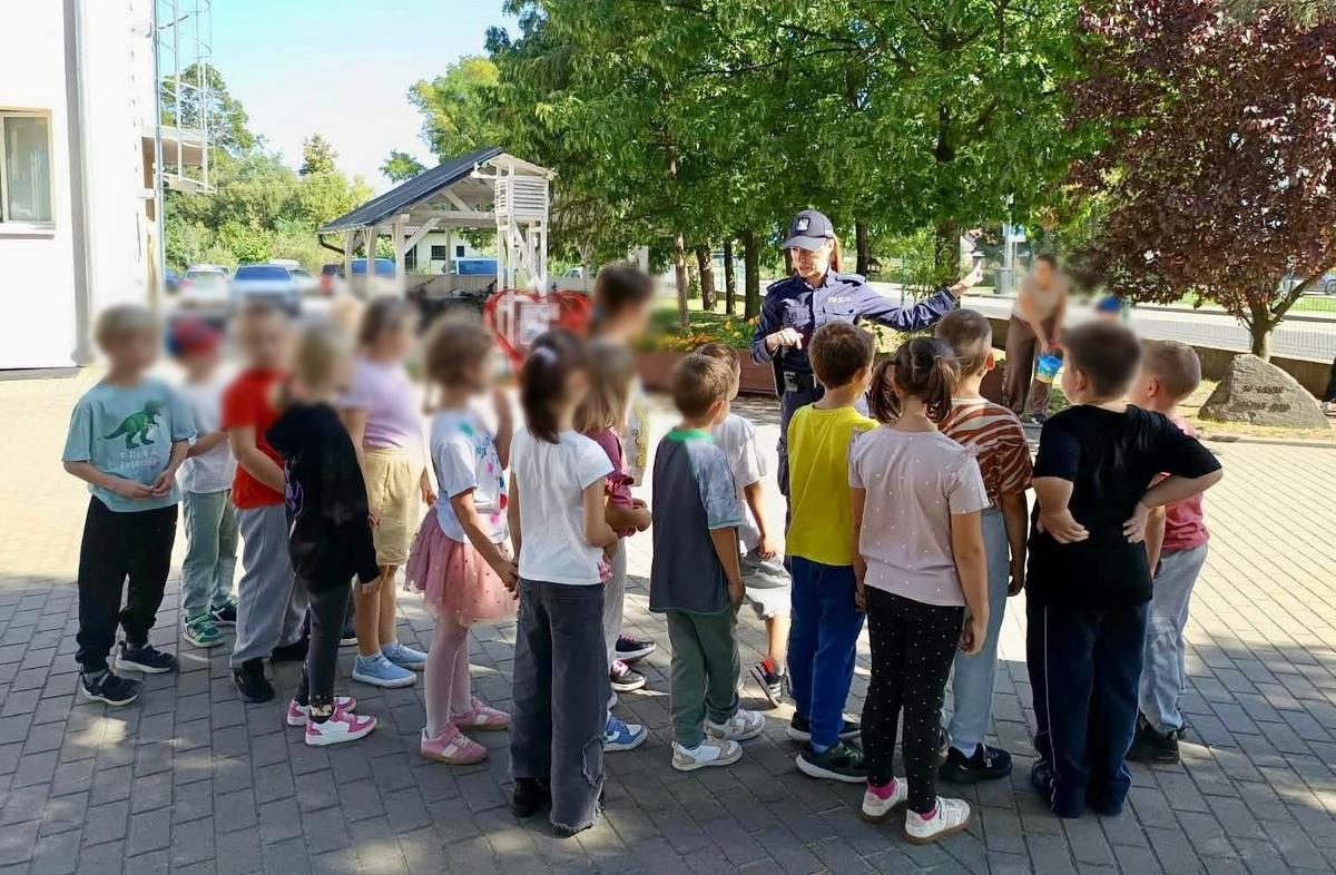 policjantka na spotkaniu z uczniami 
