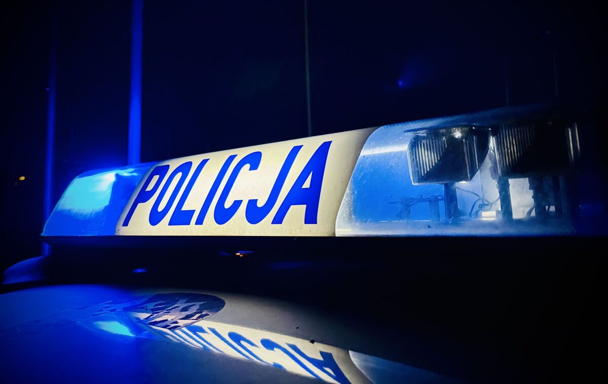 napis policja - góra radiowozu 