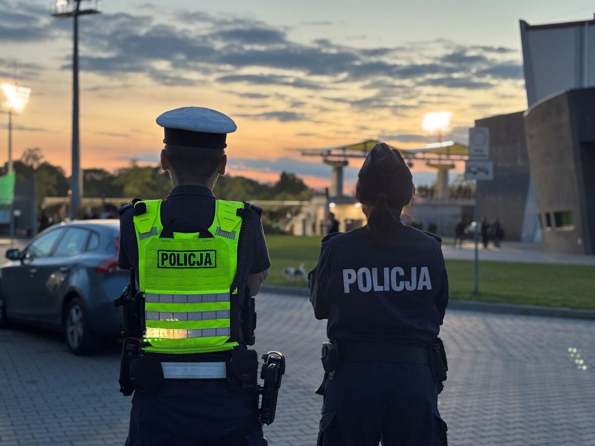 policjantka prewencji oraz policjant ruchu drogowego 