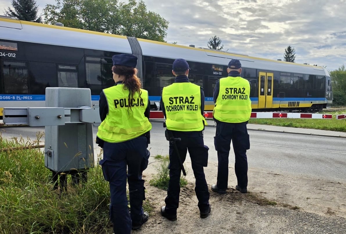 funkcjonariusze przy torach kolejowych