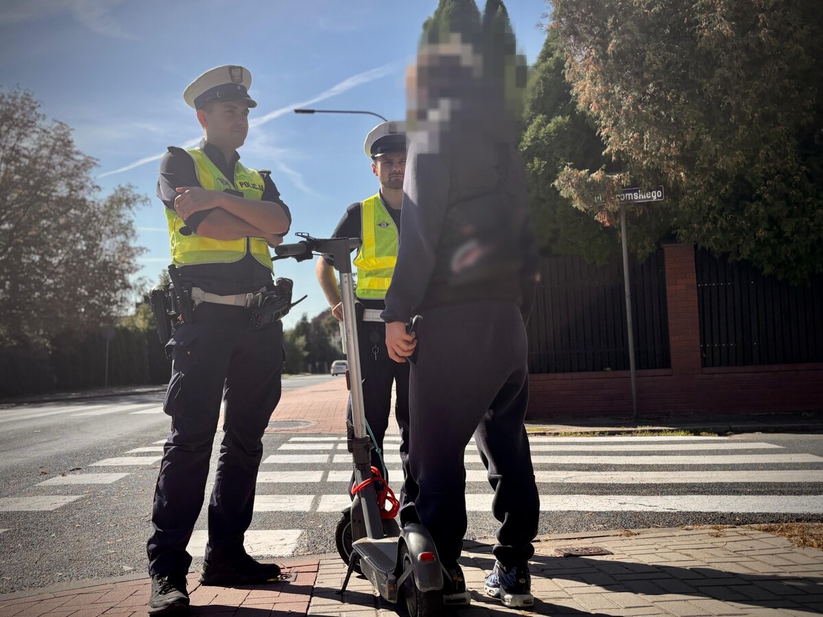 Policjanci z kierujacym hulajnogą 