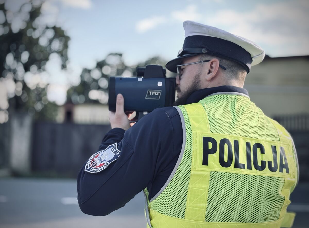 Policjant mierzący prędkość 