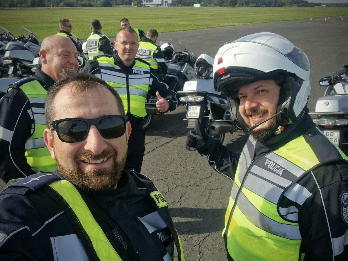 policjanci na szkoleniu na torze 