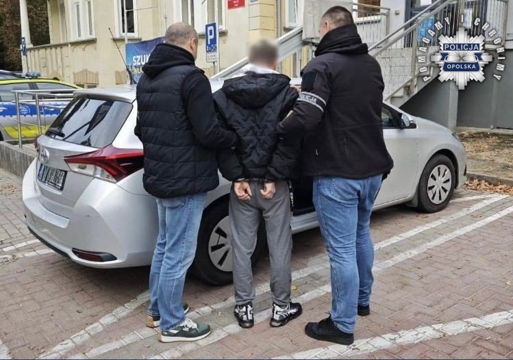 poszukiwany zatrzymany przez kryminalnych przy wejściu do komendy w Nysie 