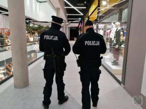 Policjanci kontrolują nyską galerię pod katem przestrzegania obostrzeń