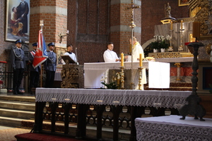 poczet sztandarowy  Policji przy ołtarzu podczas mszy  świętej