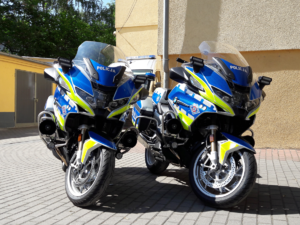 dwa motocykle policyjne