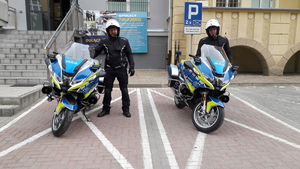 dwóch policjantów przy motocyklach policyjnych