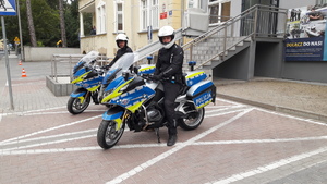 dwóch policjantów  na motocyklach