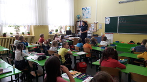 policjantka  z dziećmi w klasie