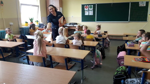 policjantka z dziećmi w klasie