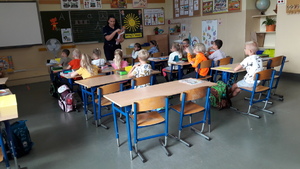 policjantka z dziećmi w klasie
