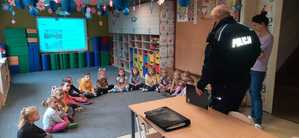 policjant z dziećmi w klasie