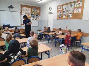 dzieci w klasie podczas spotkania z policjantem