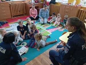 dzieci w klasie podczas spotkania z policjantem