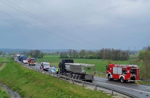 policjanci na miejscu zdarzenia drogowego