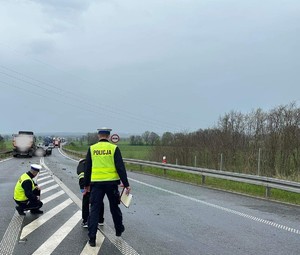 policjanci na miejscu zdarzenia drogowego